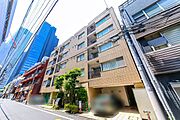 西新宿エリアに立地し、生活利便施設が身近に揃う住環境。