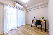 【洋室】バルコニーに面したお部屋です。WICもあり収納豊富です。※室内の家具や調度品等は価格に含まれません。