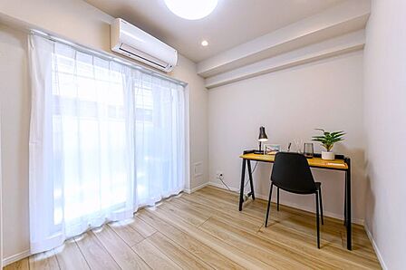 【洋室】バルコニーに面したお部屋です。WICもあり収納豊富です。※室内の家具や調度品等は価格に含まれません。