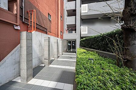 エントランスの回廊空間は緑の植栽が映えて和やかな空間に。