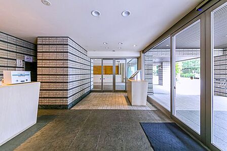 シンプルながらもエントランスが持つべき風格が醸し出されています。モニター付きオートロック。