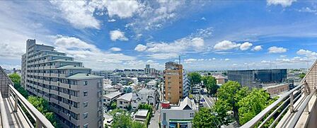 【バルコニーからの眺望】遠くまで見渡せる眺めは、都心に住まう喜びを感じさせてくれます。