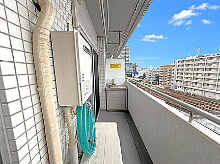 明るい陽光が降り注ぐ、開放感あふれるバルコニーです。
