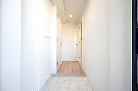 【玄関】玄関には、収納力豊かなシューズボックスを備えております。