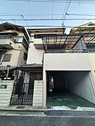 1階の半分が駐車スペースとして設けられた造りは、車のある暮らしに便利。駐車場から洋室へ直接入ることもでき、最短距離でお家に入れるつくりになっています。