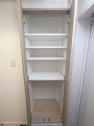 玄関には両開き...