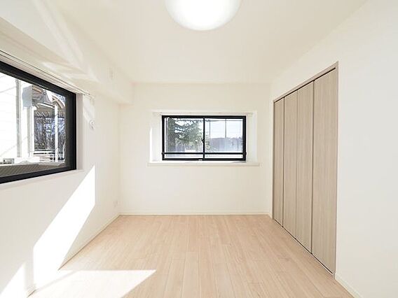 部屋に対して窓...