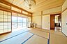 子供部屋：陽光が降り注ぐ和室、明るく温かな空間で心も体もリフレッシュ。