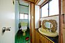 トイレ：トイレの個室に手洗い器を設置。一つの空間で完結するため、あちこち触らずに手を洗えるので衛生的です。またお客様目線でもプライベートな空間でささっと使える水場があると安心感がありますね。