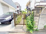 門扉から奥へ続くアプローチが魅力の旗竿地。古家付きで、隠れ家のような住まいをリノベーションで楽しめるチャンスです◎