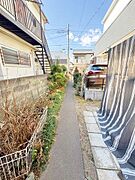 緑のあるアプローチが心地よい印象を演出。敷地へ続く専用通路は周囲からの視線が届きにくく、静かに落ち着いた暮らしが叶う住環境が魅力です。