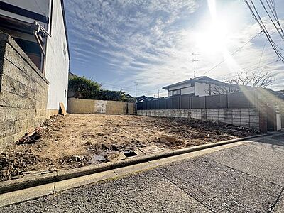 外観：戸建2棟分のゆとりある敷地で、間口も広く日当たり良好。開放感があり、駐車スペースやお庭づくりなど使い方の自由度が高い土地です。