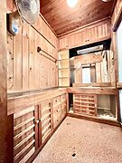 職人の手仕事が感じられる、木製の造作洗面台。住まいの雰囲気に合わせて丁寧に設えられています。