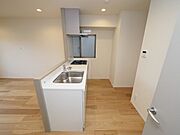 キッチン上部に吊戸棚が無いことで、キッチンとダイニング、リビング空間が分断されることを防ぎます。是非一度、この一体感と開放感が溢れる部屋をご覧になってください。キッチン下部には収納スペースが豊富です。