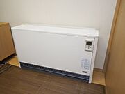 夜間に蓄えた熱でお部屋全体をやさしく暖める蓄熱式床暖房。空気を汚さず乾燥しにくく、足元から心地よい暖かさが一日中続き、光熱費も抑えられま