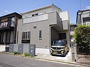 モダンでスタイリッシュな印象を与えるグレーを基調とした外観。敷地内で管理されている木々の色味との相性も良く上品でおしゃれな雰囲気を演出してくれます。