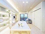 LDKが縦長に配置された間取りの為、『壁面が多く取れるので家具を配置しやすい』、『キッチンから部屋全体を見渡せる』といったメリットがあります。お子様の様子を確認しながら、キッチンで作業も可能です。