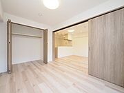 リビング側の洋室は可動式間仕切りを閉じれば個室としてご利用可能です。お子様が小さなときは間仕切りをあけてプレイルームとしてご利用いただくことでリビングからも目が届き安心して遊ばせることが出来ます。