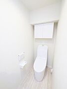 温水洗浄機能付き便座のトイレが新調されています。便座が冷え切ることなく、利用可能です。また、本体は手の洗いやすさを考えた、広くて深い手洗鉢付き、シンプルな機能のみを搭載したモデルです。