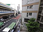 目の前にはさえぎる建物がないので、眺望が良好です。また、眺望が良いということは、光や風を遮るものがほとんどないため、採光や通風がしやすいメリットもあります。