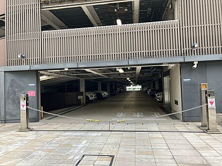 敷地内には駐車場も完備。お家を出てからすぐに乗車できるため、通勤はもちろんの事、日々のお買い物や、ご家族での旅行など様々なシーンで活躍します。（空き状況はお問合せください）