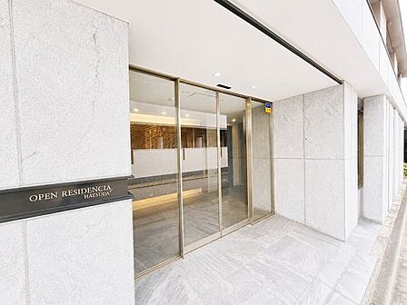 訪問者が最初に訪れる部分がエントランスであり、第一印象を決める「マンションの顔」とも言える場所になります。そのエントランスホールは白と茶色を基調とした色合いで、落ち着いた雰囲気です。