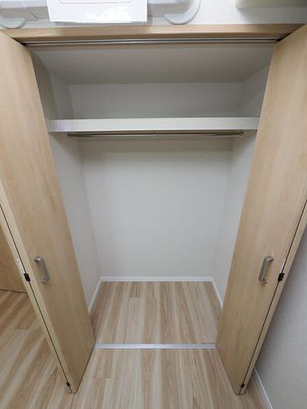 オープン収納は物の出し入れがしやすく、どこに何が置いてあるのかが分かりやすいことが特徴です。持ち物をきちんと把握していれば衝動買いも抑えられそうですね!
