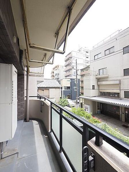 充分な広さと幅が確保されたバルコニー。天気が良い日には太陽の陽が差し込み、心地よいバルコニーです。 洗濯用の物干しもついているため、物干し台をご自身で用意頂く必要もございません。