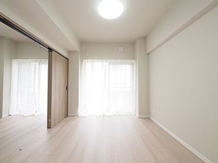 南向きのリビングでは、冬にはぽかぽかの日差しが感じられます。また北側と南側の窓を開けると風通しが良いため、夏は風を感じて涼しく過ごせます。