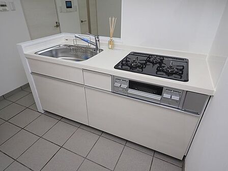 〇〇型キッチンのメリットは「動線が短く作業効率が良い」「収納・作業スペースがたっぷり確保できる」といった点があります。また複数人での作業も可能なため、ご家族と一緒に調理を楽しむことができます!