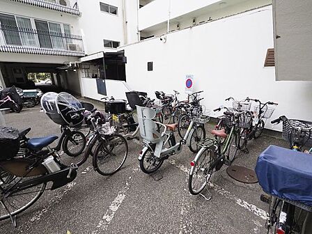敷地内には駐輪場を完備。通勤、買い物、通学、お子様の送り迎えなど様々なシーンで利用する駐輪場は毎日の生活に欠かせません。(空き状況はお問合せください)