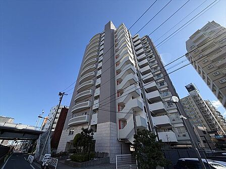モダンでスタイリッシュな印象を与えるグレーを基調とした外観。敷地内で管理されている木々の色味との相性も良く上品でおしゃれな雰囲気を演出してくれます。