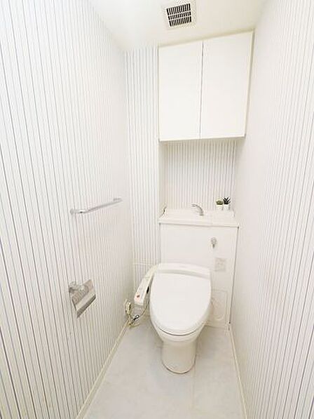 温水洗浄機能付き便座のトイレが新調されています。便座が冷え切ることなく、利用可能です。また、本体は手の洗いやすさを考えた、広くて深い手洗鉢付き、シンプルな機能のみを搭載したモデルです。