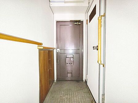 廊下の手すりや床材を刷新し、明るい照明に変更すれば印象が大きく向上。収納追加や壁面補修によって、より使いやすく整った導線へ改善できます。