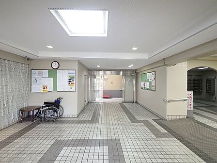 エントランスは住民だけではなく、来訪者や通りすがりの方も目にする部分です。そのマンションの顔とも言えるエントランスは綺麗に管理され、毎日の通勤、知人や友人を招いたときにもお出迎えをしてくれます。