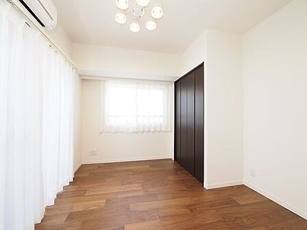 南側に面した約6.4帖の洋室です。南向きの住戸の為、「日中電気をつけなくても部屋が明るい」「冬暖かい」「洗濯物がよく乾く」といったメリットがあります。明るく開放感のある居室を希望の方にはお勧めです。