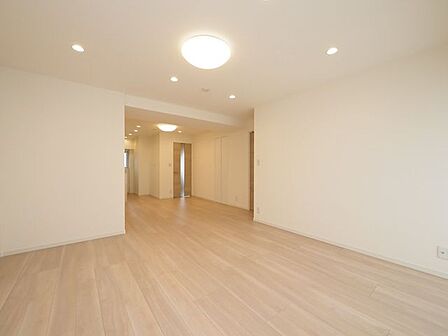 キッチンからすべてが見渡せ、キッチンやダイニングからもテレビが見えます。キッチンで作業をしている人が、ダイニングやリビングにいる家族を見渡すことができ、孤立せずに家事ができます。