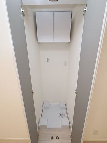 室内洗濯機置き場完備（防水パン付）。水漏れによる床浸水や、結露による床の痛みを防止することができます。また、洗濯パンを設置することにより、洗濯機の稼働による振動や音を抑える効果も期待できます。