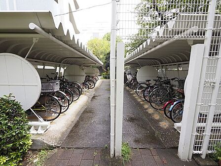 敷地内には駐輪場を完備。通勤、買い物、通学、お子様の送り迎えなど様々なシーンで利用する駐輪場は毎日の生活に欠かせません。（空き状況はお問合せください）