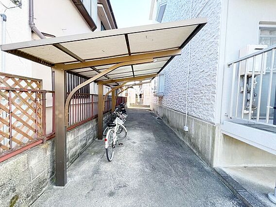 屋根付き駐輪場...