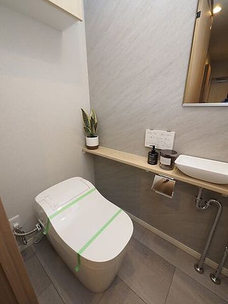 トイレの個室に手洗い器を設置。一つの空間で完結するため、あちこち触らずに手を洗えるので衛生的です。またお客様目線でもプライベートな空間でささっと使える水場があると安心感がありますね。
