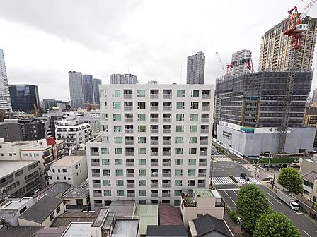 目の前にはさえぎる建物がないので、眺望が良好です。また、眺望が良いということは、光や風を遮るものがほとんどないため、採光や通風がしやすいメリットもあります。