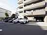 駐車場：敷地内には駐車場も完備。お家を出てからすぐに乗車できるため、通勤はもちろんの事、日々のお買い物や、ご家族での旅行など様々なシーンで活躍します。（空き状況はお問合せください）