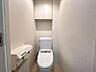 トイレ：戸棚付きでトイレ用品も隠して収納できるので清潔感ある印象です☆