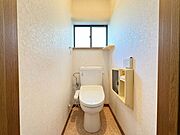 1階トイレです。温水洗浄機能付きです☆