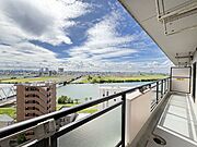 バルコニーでビールを飲みながら江戸川を見物。この空間を味わってみませんか？