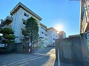 第八中学校まで　650m　徒歩約9分●教育目標「『自主』自ら学び、考え、行動する生徒『協力』協力し、励ましあう生徒『継続』ねばり強く、努力する生徒」
