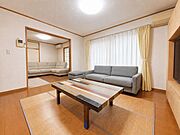 南面の窓からの自然光で満たされる明るいリビング！6帖和室が隣にあり続き間のため色々な用途にご利用頂けます♪