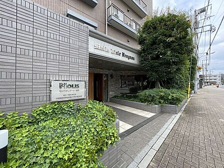 オートロック完備のマンションで、セキュリティ面も配慮されており安心です。