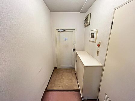 シューズボックス付き玄関。棚の上には鍵や写真など置けます♪